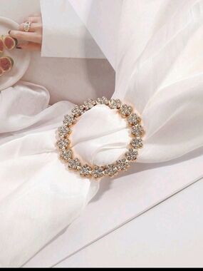 🆕️✨️ ROUND GOLD-TONE & RHINESTONE SCARF BUCKLE ACCESSORY✨️